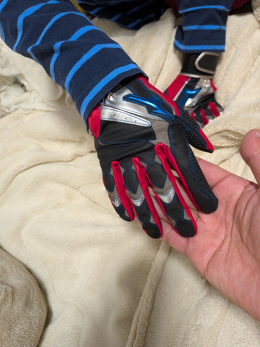 バッティング用グローブを買ってもらい寝る直前までずっとつけてるムスコスが可愛い☺️☺️☺️