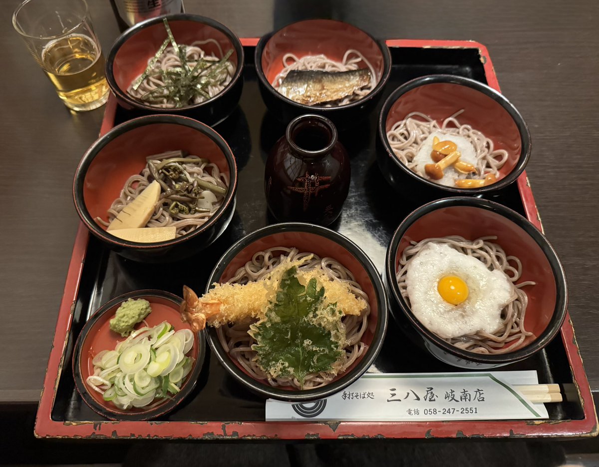 創業47年、手打そば処の #三八屋 さんで夜ごはん😋#六段重ねわんこそば、6種類のお蕎麦が味わえて楽しい♪
一杯呑みながら食べる蕎麦にぴったりでした✨大好きなにしんそばまであって幸せ！
丁寧なお料理、ごちそうさまでした🙏
#岐阜