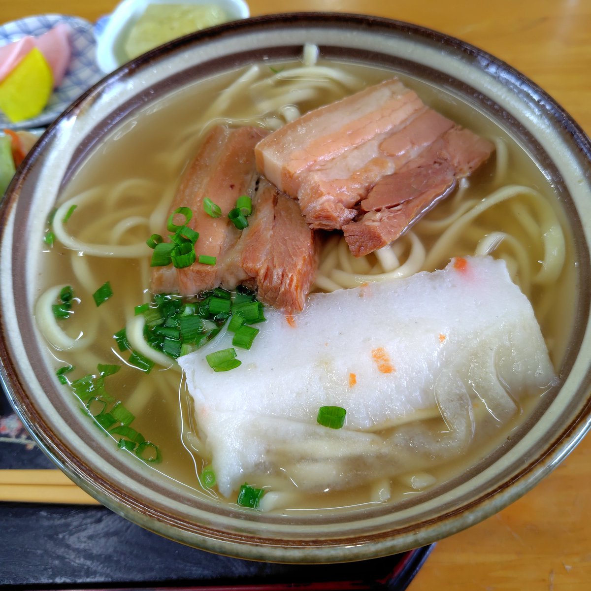 そば屋巡りの旅　’26-20

本日はこちらで初ランチ

鰹と豚のバランスが良いあっさり黄金色スープにモチモチ三角屋製麺所の混合麺が👍

お肉も柔らかシンプル塩味でジューシーも旨し👌

地元の新鮮な食材使用の各小鉢類の味にもほっこり😋

#沖縄そば
#今帰仁村ランチ
#今帰仁の駅そーれ
#三角屋製麺所