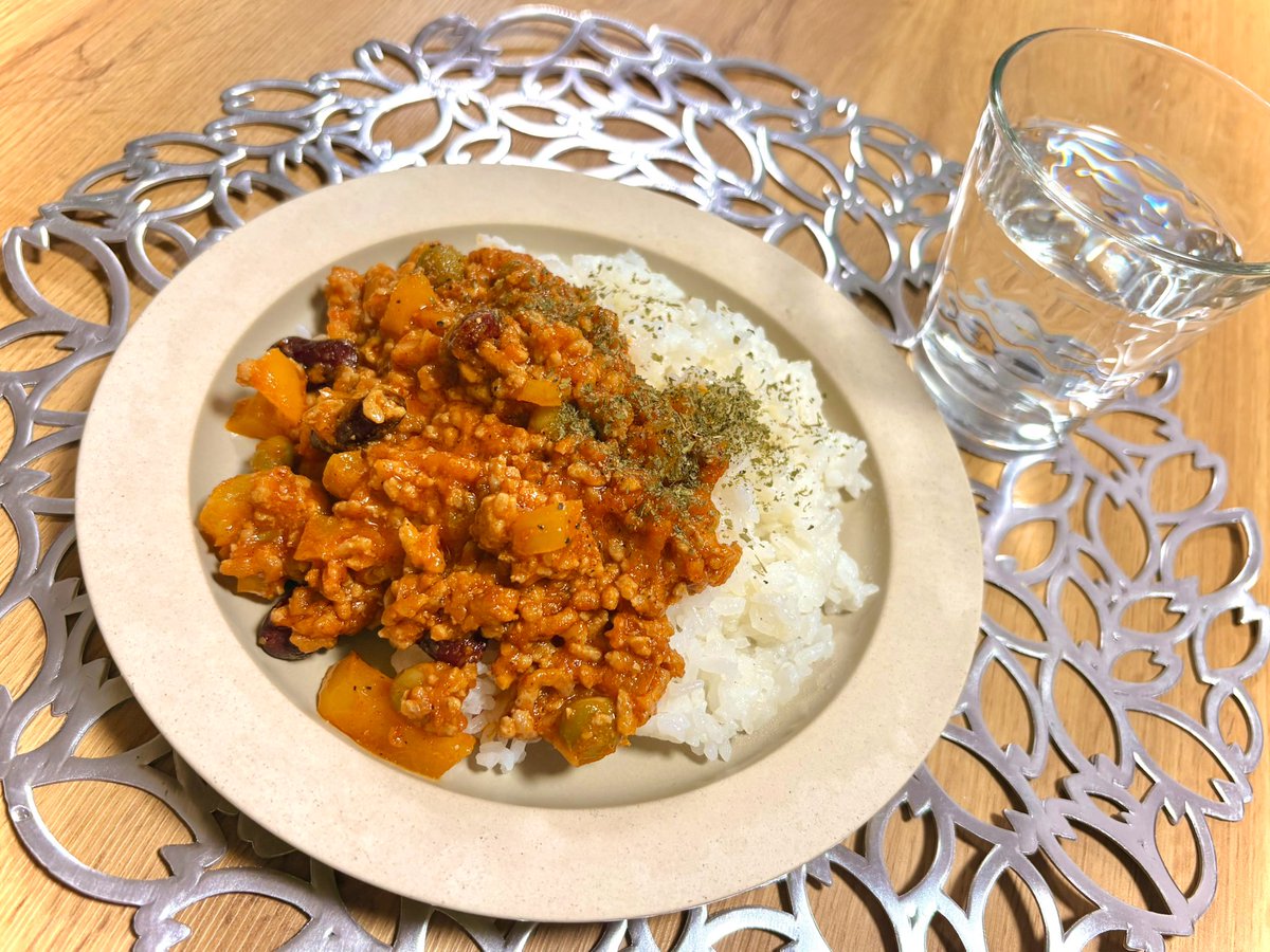 qOOcube's tweet photo. 今日はチリコンカンライスです♪
明日の分の作り置きをしたつもりが、おいしくてたくさん食べちゃいました😹
パンと迷ったけどご飯も合う✨
▫️チリコンカンライス
#おうちごはん #料理記録 #料理好きな人と繋がりたい https://t.co/KOb9XvjQZ0