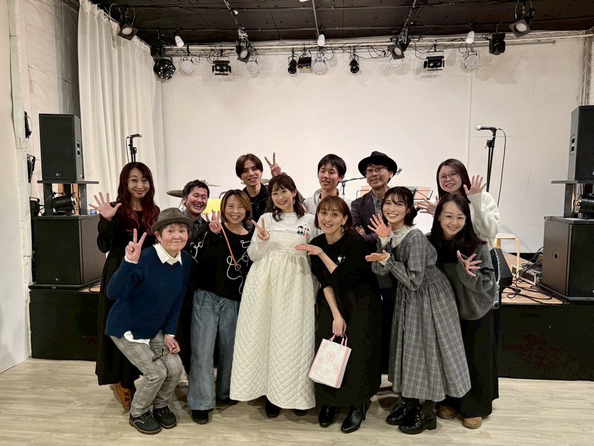 Karin_T_0722's tweet photo. 大好きなお2人のライブ #ASSA5 へ🫶🏻　
みんなであちゃさんのご結婚＆妊娠のお祝いをしに行ってきました！！！！
サプライズも大成功🥹私も泣いちゃった🥹
幸せに溢れた空間でした。
#呼吸する島 の楽曲たちが始まった瞬間、自分の中の記憶の箱が開いて流れ出てきて胸がいっぱいでした。🪄🪄 https://t.co/a8vb3oOXbx