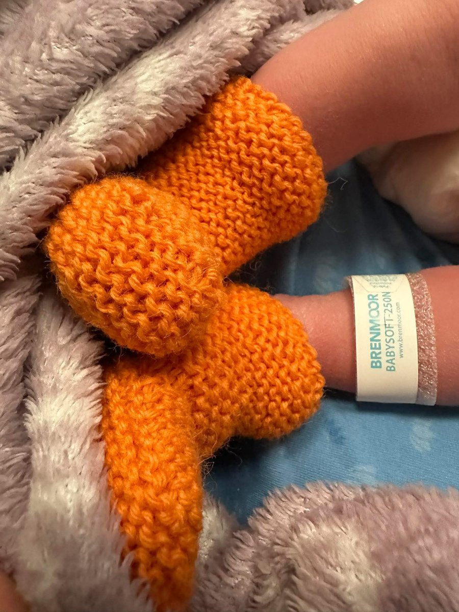 Mikä ihana sana on mummi. Sellainen olen nyt. Työ on tärkeää ja arvojasta, muttei niin tärkeää kuin tämä. Muistan vahvasti, mitä sana rakastaa tarkoittaa. Tänään  luojan suunniteltu tai ihmisen fiksuuden määrittelemä laskettu aika, mutta ihanuus syntyi jo pikkuinen hetki sitten.