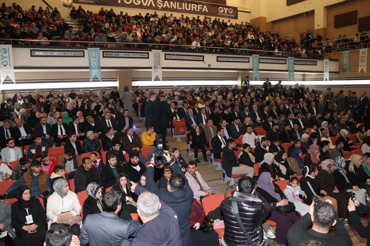Gençlerimizle güçlüyüz; çünkü geleceğimiz onların azmi ve heyecanıyla şekilleniyor… 

TÜGVA Gençlik Vakfı Şanlıurfa Şubesi tarafından düzenlenen Genç Yönetici Okulu Lansman Toplantısı’na; Çalışma ve Sosyal Güvenlik Bakanımız Sayın Vedat Işıkhan, TBMM Başkanvekilimiz Sayın Bekir