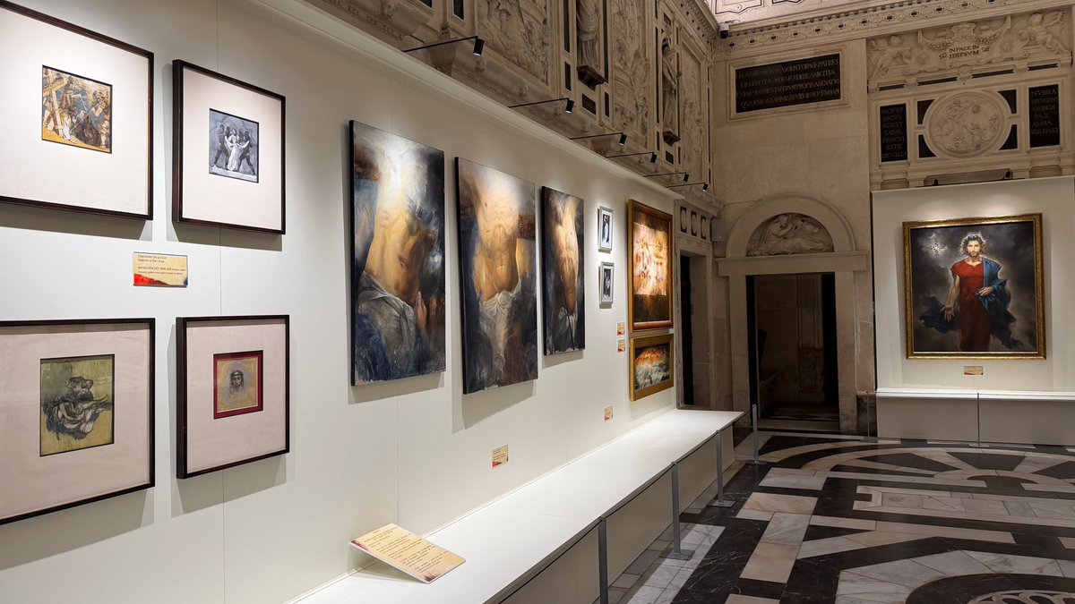 Las obras expuestas, pertenecientes a la colección de Steen Heidemann, presentan una notable diversidad de lenguajes y procedencias culturales, sin pretensión normativa. Reúnen a artistas de reconocido prestigio como Salvador Dalí, Raúl Berzosa, Hélène Legrand o James Langley.