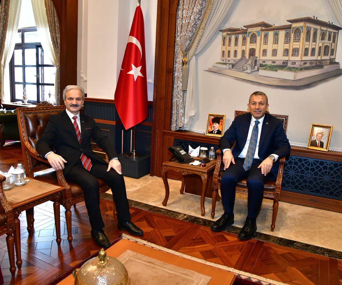 kt1461's tweet photo. Türkiye Yazarlar Birliği Trabzon Şubesi olarak, Trabzon Valisi Sayın Tahir Şahin’i makamında ziyaret ettik.  Nazik kabulleri ve misafirperverlikleri dolayısıyla Sayın Valimize teşekkür ederiz. https://t.co/bwkaLtzEB1