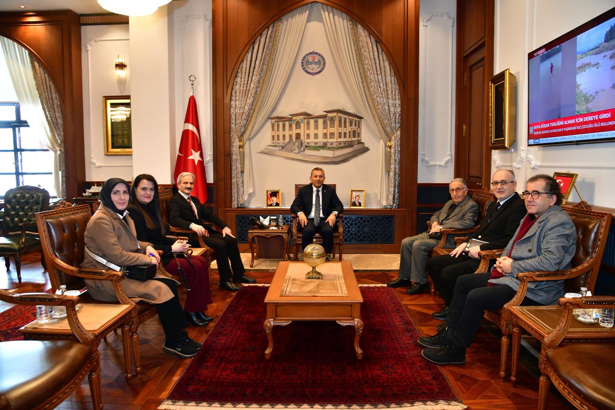 kt1461's tweet photo. Türkiye Yazarlar Birliği Trabzon Şubesi olarak, Trabzon Valisi Sayın Tahir Şahin’i makamında ziyaret ettik.  Nazik kabulleri ve misafirperverlikleri dolayısıyla Sayın Valimize teşekkür ederiz. https://t.co/bwkaLtzEB1