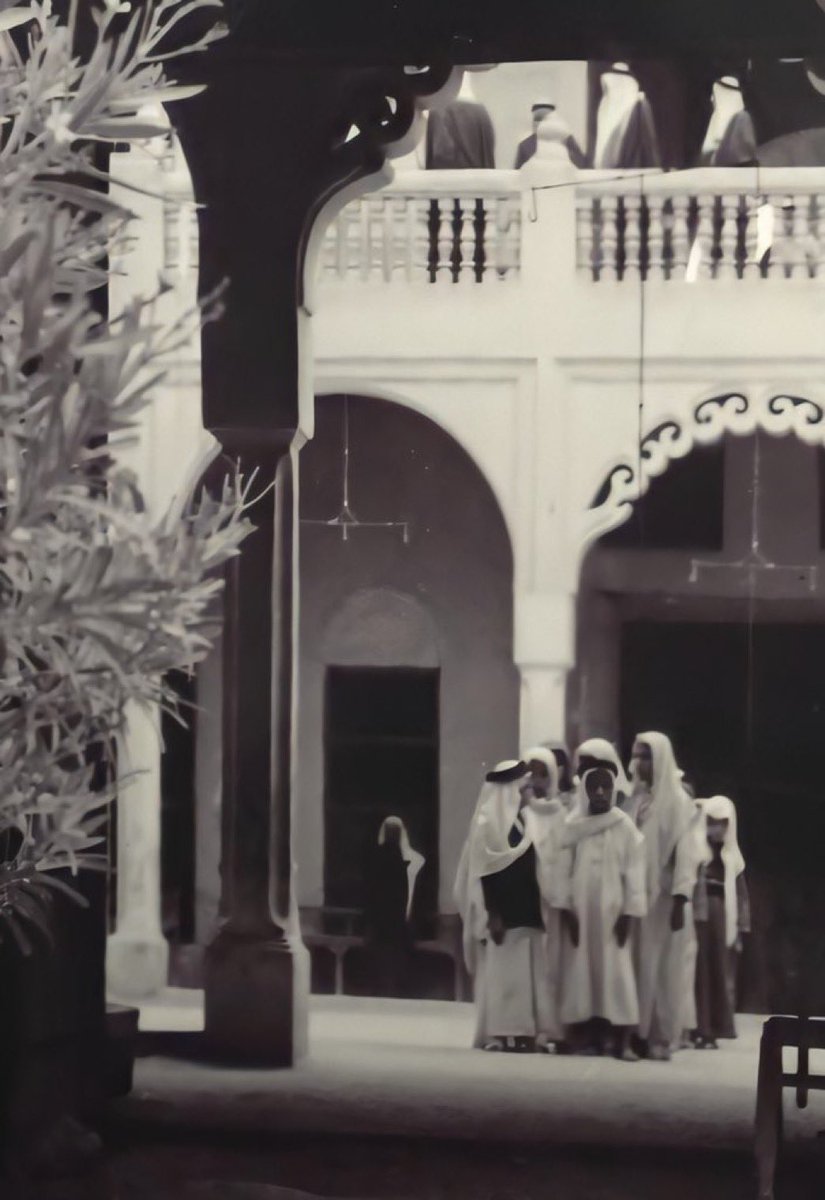 طلاب يصطفون في الطابور الصباحي  بالمدرسة الأميرية بالهفوف (مدرسة الهفوف الأولى) 1951م