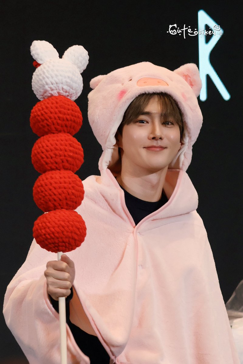 SUHOLOOK's tweet photo. 260207 | REVERXE Xiaomang fansign in Beijing 
#SUHO #수호 #スホ #金俊勉 #EXO https://t.co/dYjWj0OtTb