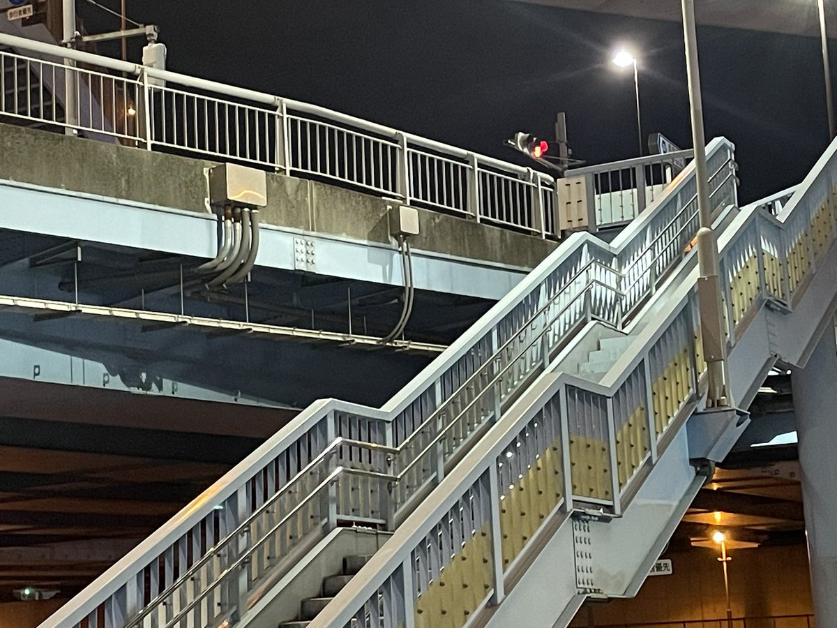 _bell_tree_'s tweet photo. #歩道橋
偶然素敵な曲に出会いました。
MVも素晴らしく、職場から近い事も有り撮影場所を巡ってみました。
フォト① https://t.co/6NfHSzvzJO