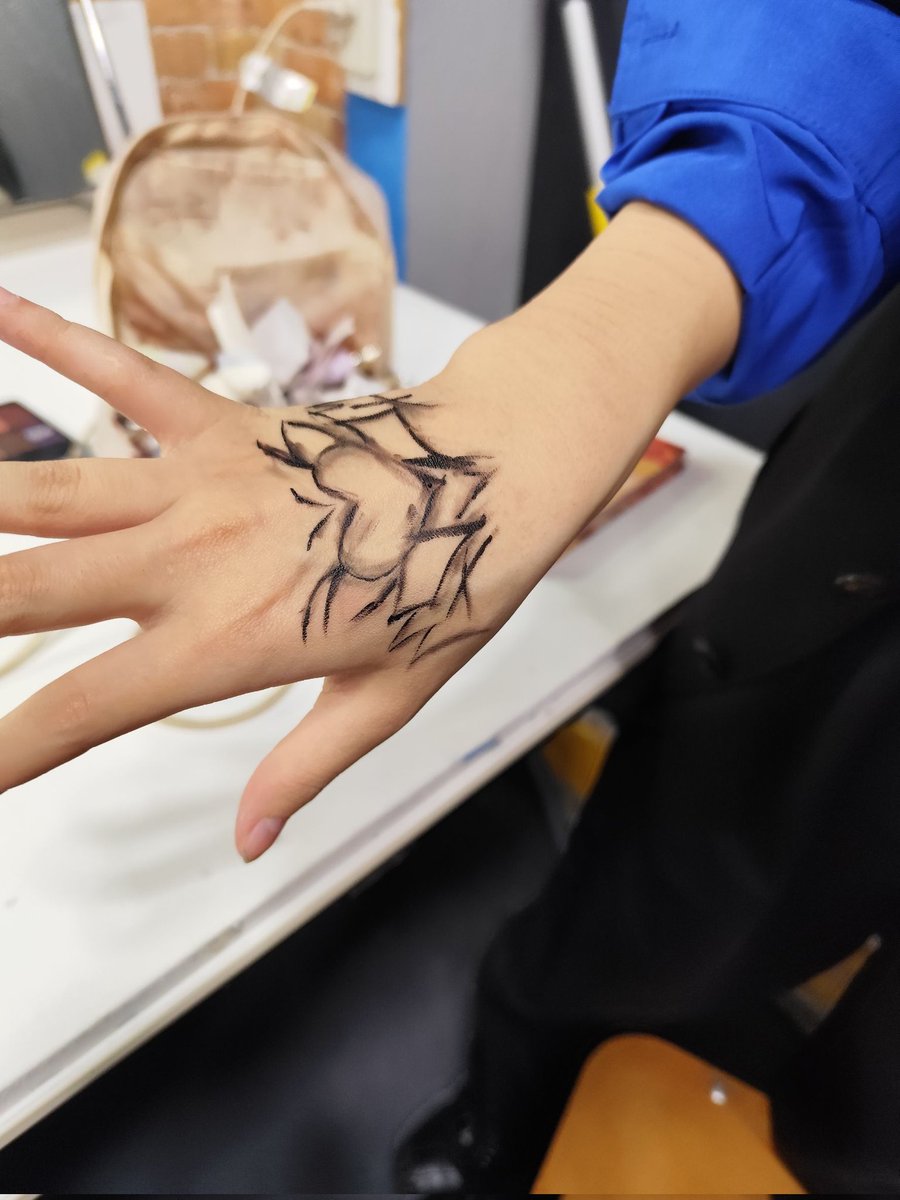 実は手の模様タトゥーシール買い忘れて描きました。 まーじで頑張って