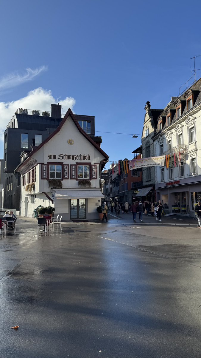 Esta mañana he visitado un par de pisos en Baden y descubierto la ciudad.

Para ser en el cantón de Aargau esta muy bien comunicada con Zúrich y tiene bastante ambiente por la calle.

Me ha gustado así que es una buena candidata en la búsqueda de nuevo piso 🏠