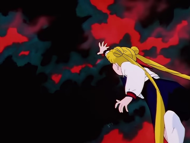 敵の本拠地に乗り込んだエターナルセーラームーンだが、次のシーンでは変身を解除されて制服姿のまま倒れている姿が映し出される
実はこの時点で何故か靴下のみ履いた状態で、靴が失われてしまっている
画像4枚目でも膝をついて靴下に覆われた足と三つ折りの折り返しが確認できる