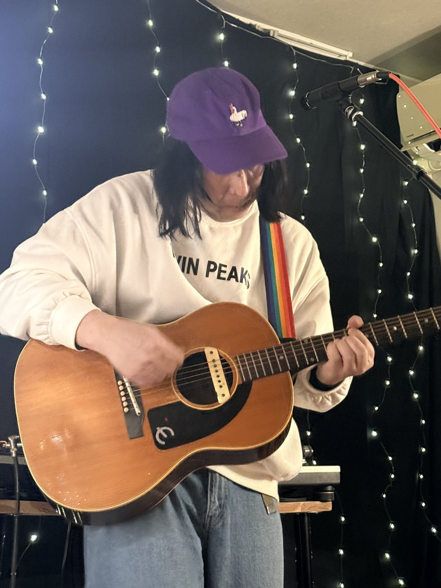 まさかの至近距離すぎるタイスケさんのライブ！
唐津から奈良、中百舌鳥、そして熱海まで、
青春旅行をこの部屋のみんなで駆け抜けました🚲
リクエストのFlowありがとうございました。アッキーのソロ、心に聴こえましたよー🎸
30周年のアルバム、ツアー楽しみです🌈

#タカタタイスケ 
#PLECTRUM