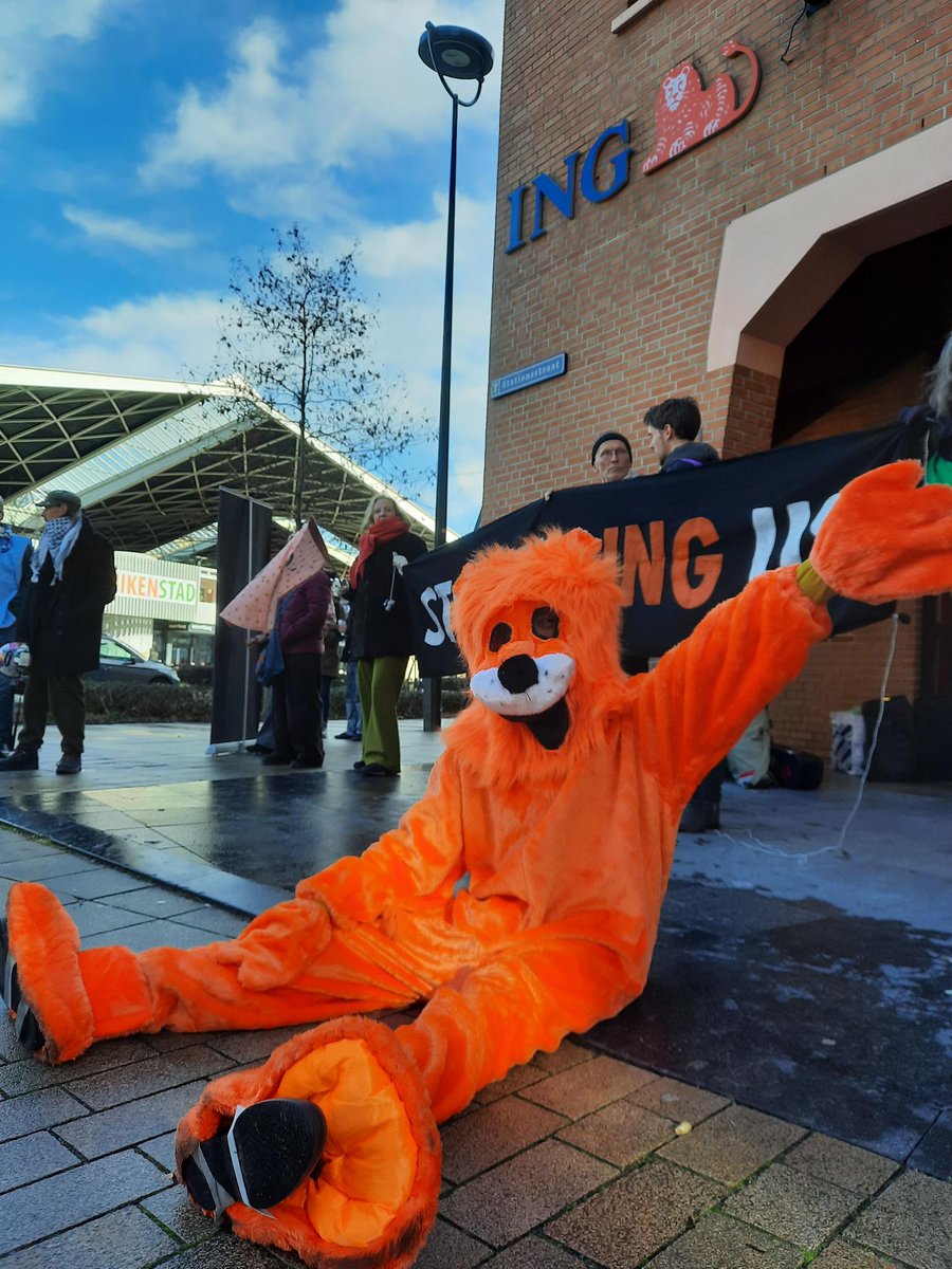 ING profileert zich als groen, maar onderzoek laat zien dat de bank miljarden investeert in fossiele industrie. Daarnaast is ING de grootste Nederlandse financier van de bezetting van Palestina. [3/4]