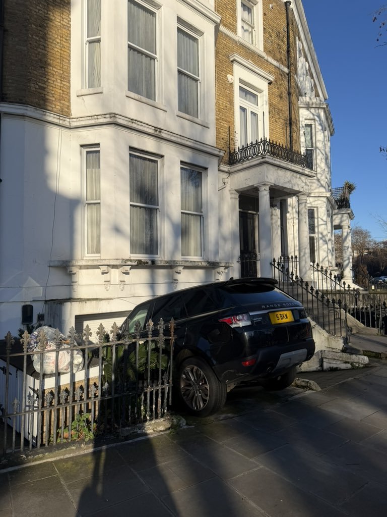 gundemio's tweet photo. Londra'da bir sürücünün evinin garajına yaptığı park: https://t.co/DEjKAzTHMg