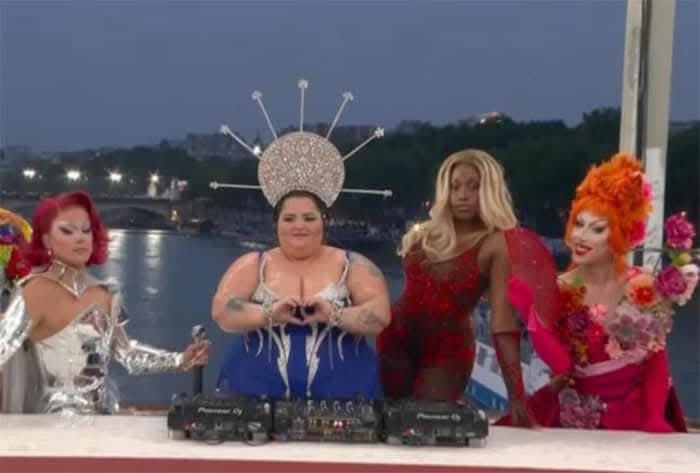 Da una parte la Francia:
provocazione, spettacolarizzazione ideologica che divide invece di unire.

Dall’altra l’Italia:
sobrietà, identità, rispetto della propria storia e dei simboli della nostra Nazione che uniscono.

Non è una questione di gusti.
È una questione di visione