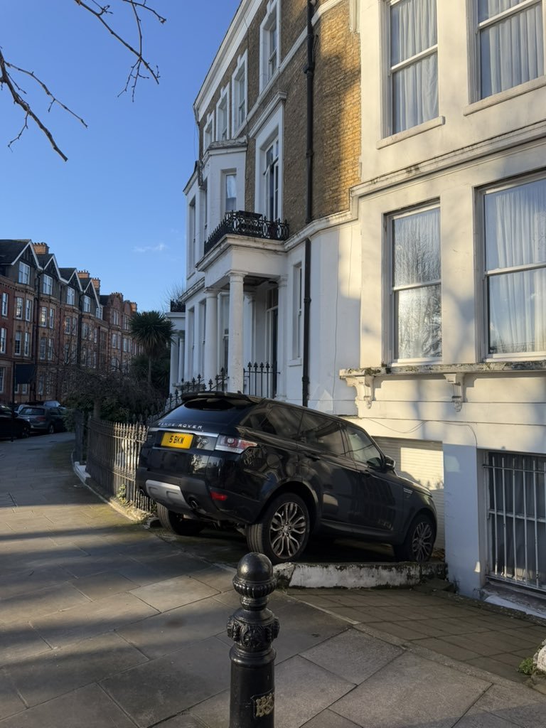 gundemio's tweet photo. Londra'da bir sürücünün evinin garajına yaptığı park: https://t.co/DEjKAzTHMg