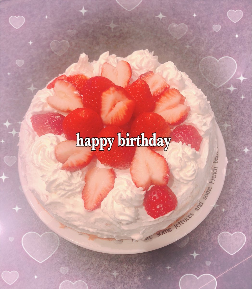 Nobu4627's tweet photo. 今日は　誕生日😃
どうしても　いちごのホールケーキが食べたかったので　買うと高いので　自分で作ってみたよ㊗️お値段1500円ほどで作れたよ
ちなみに　いちご🍓は　あまおう　いっぱい乗せてみました🎂 https://t.co/aIp5wwbiVh