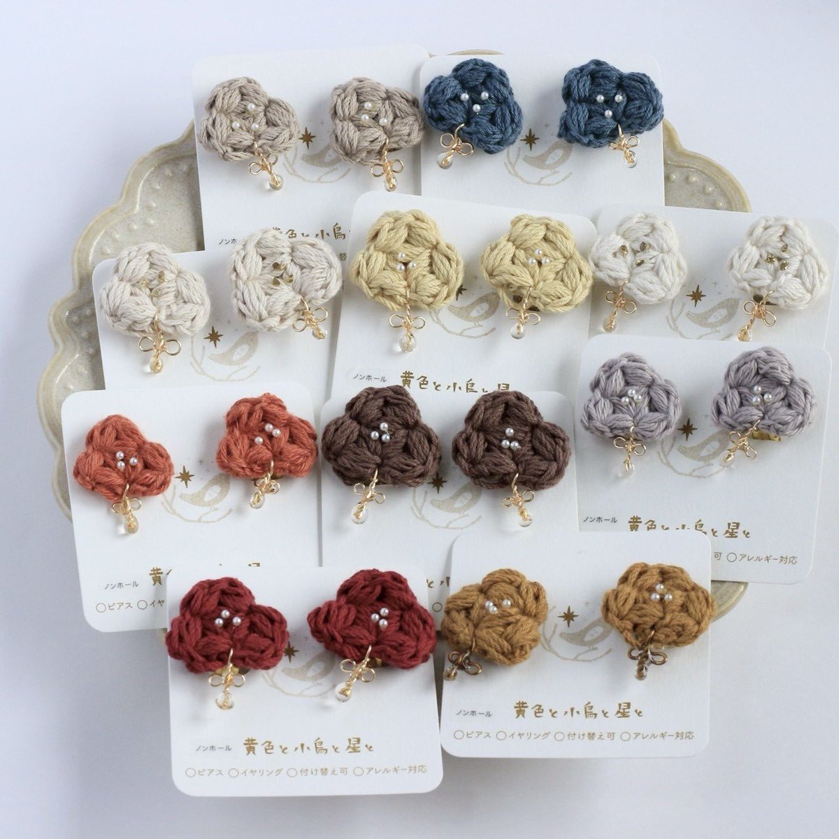 商品の紹介】 三角お花のノンホールピアスです！ 少し大きめの毛糸の