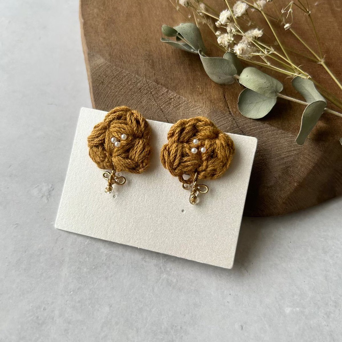 商品の紹介】 三角お花のノンホールピアスです！ 少し大きめの毛糸の