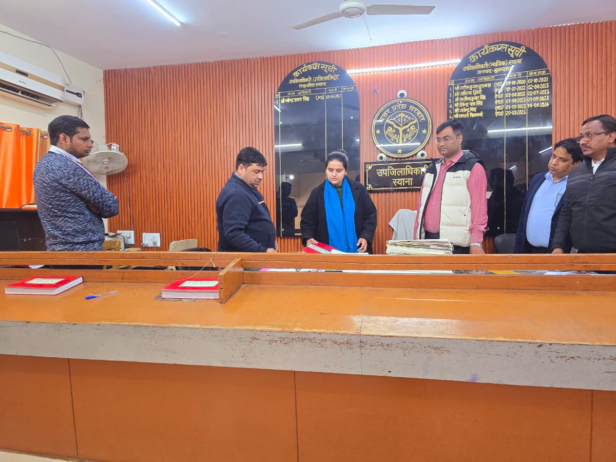 CdoBulandshahr's tweet image. आज #सम्पूर्ण_समाधान_दिवस उपरान्त तहसील स्याना का निरीक्षण किया गया। #SDM को परिसर, कार्यालय व महला शौचालय की सफाई, अभिलेख अद्यतन रखने, प्राप्त शिकायतों का त्वरित गुणवत्तापरक निस्तारण करने एवं समस्त वादों का रजिस्ट्रेशन करने के निर्देश निर्गत किये गये।