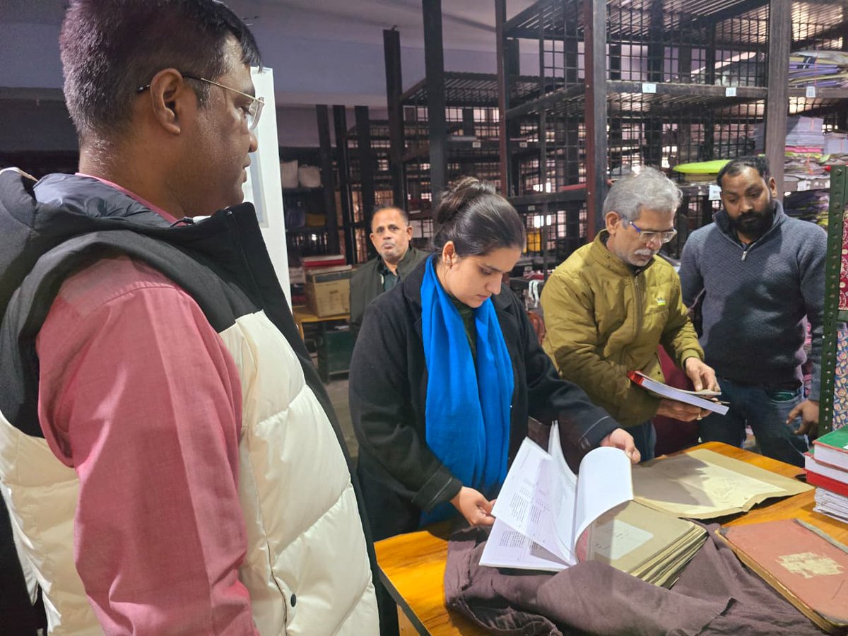 CdoBulandshahr's tweet image. आज #सम्पूर्ण_समाधान_दिवस उपरान्त तहसील स्याना का निरीक्षण किया गया। #SDM को परिसर, कार्यालय व महला शौचालय की सफाई, अभिलेख अद्यतन रखने, प्राप्त शिकायतों का त्वरित गुणवत्तापरक निस्तारण करने एवं समस्त वादों का रजिस्ट्रेशन करने के निर्देश निर्गत किये गये।