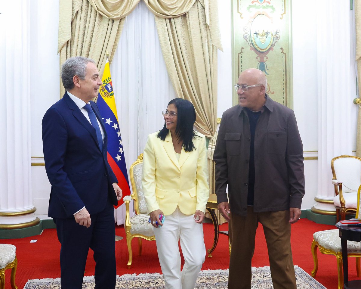 Los estafadores siguen haciendo de las suyas.

"Lávense las caras los unos a los otros."

De verdad es bochornoso e indignante, ver a estos tres saqueadores, sanguinarios, mentirosos manipuladores; ejecutar una descarada operación simbiotica de Lavado de imagen. 

Por suerte,