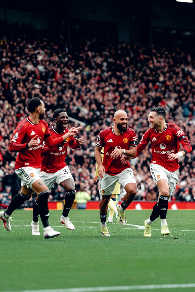 ManUtd's tweet image. Old Trafford enjoyed that one 😍