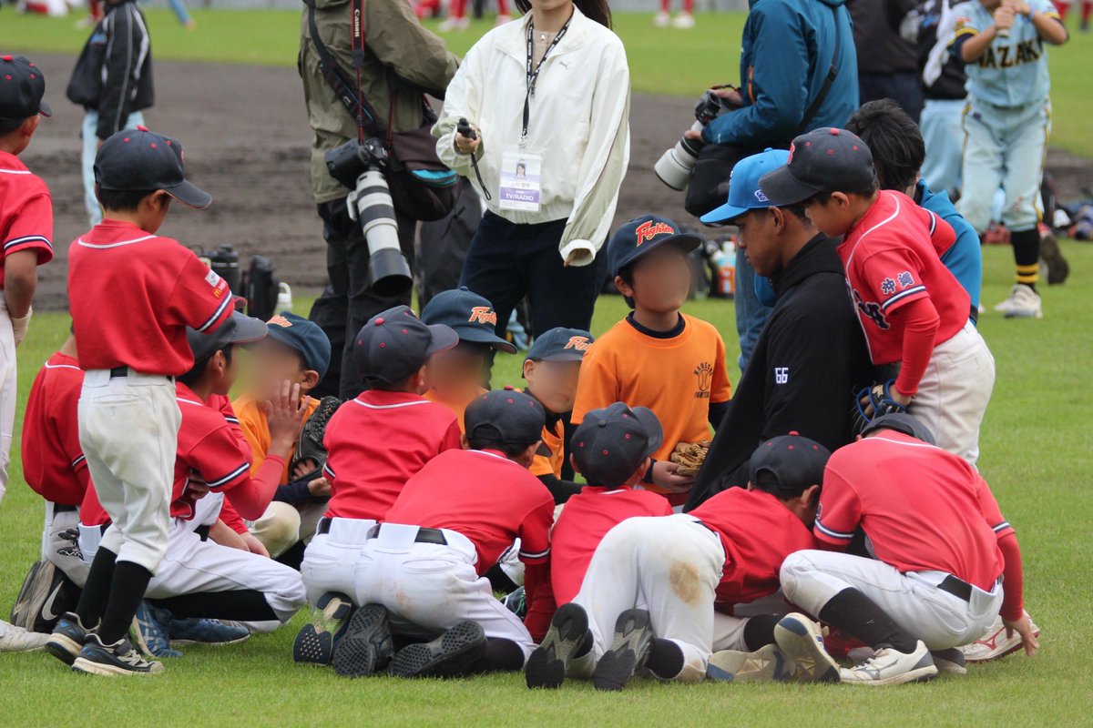 子供も大人も人を引き寄せる魅力がまんちゃんにはいっぱいある ✨
#万波中正 #野球教室 #lovefighters