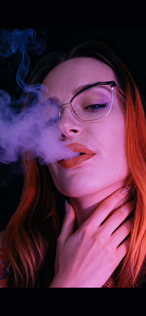 Du siehst mich.
Du weißt, warum du bleibst.
Macht fühlt sich besser an, wenn sie teuer ist.
Beweis deine Hingabe  still, gehorsam, freiwillig.
Ich nehme, was mir zusteht.
Du genießt es, es zu geben.