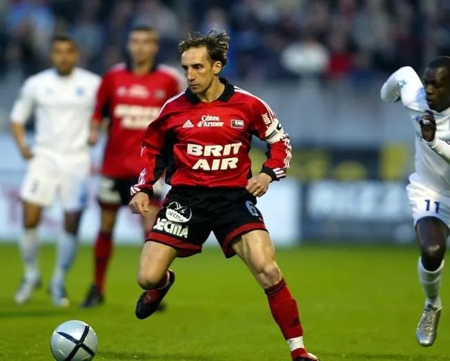 ThibaultLZH's tweet photo. Alors que notre Coco Michel est à 444 matchs sous les couleurs de l’En Avant avec un 100% de carrière pro dans le même club. https://t.co/9Oo7lA8mPe