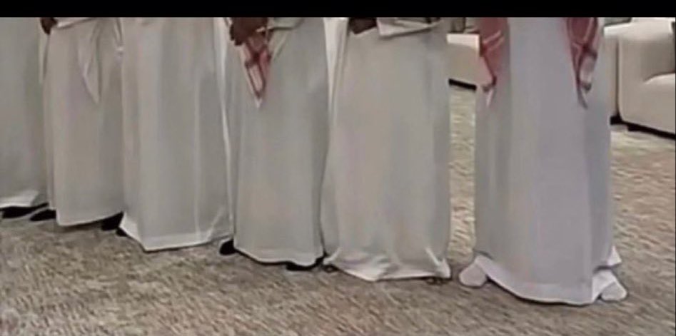 الإسبال فوق ماهو حرام إلا أن منظره قبيح !
يعني تخيّل أن الله لا يكلمك ولا يُزكيك ولا ينظر
إليك يوم القيامة ولك عذاب إليم بسبب الإسبال !
أسال نفسك هل الإسبال يستحق إني أتعذب عشانه
ولا عشان أتبع الموضة ! إتقِ الله في نفسك وقصر
ثوبك ترا الجنة تستاهل أكثر من كذا!