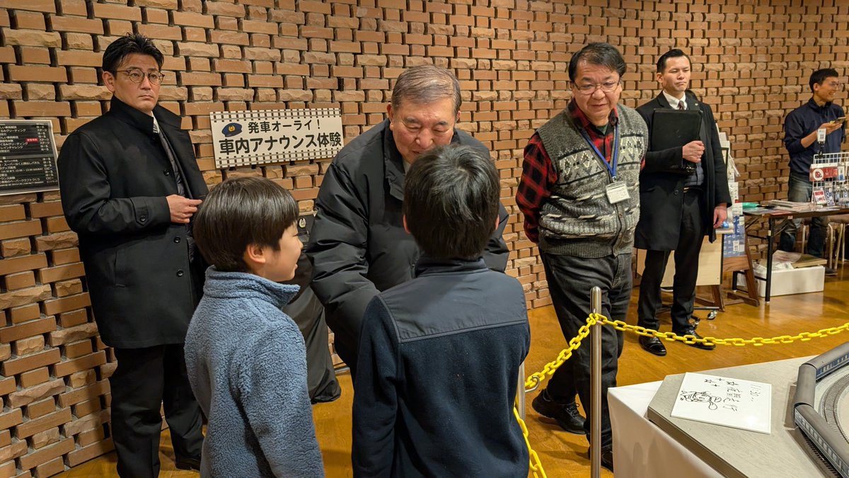 sup_ishiba's tweet photo. 子「僕も石破さんと握手していい？」
応「いいよ、SPさん怒らないから自分で行っておいで」
子「握手してください」
茂「はいはい、ありがとね。電車仲間だね。写真も撮ろう」 https://t.co/oh2LexImIS