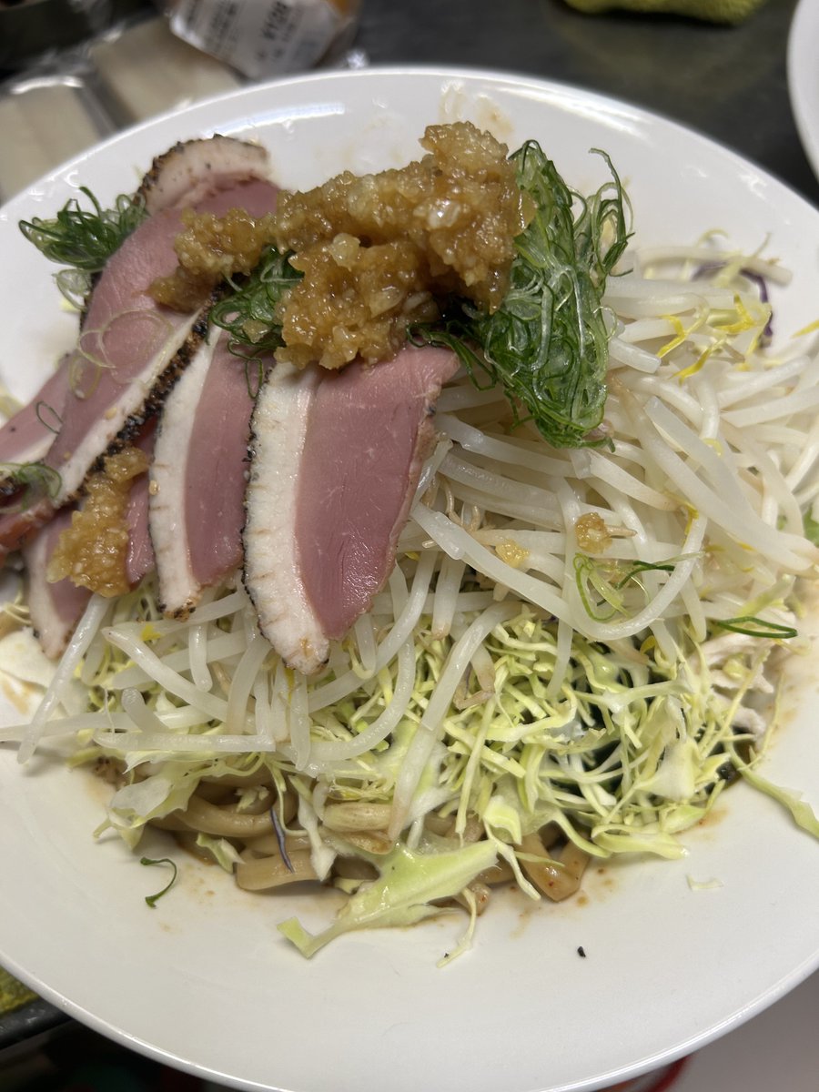 HmjstLuciferina's tweet photo. 魔王聖下の鴨ロースチャーシューまぜそば。
昨日と同じ麺。
ヤオコーのサラダと、鴨ロースを具に、もやし茹でて、自家製潰しニンニクをたっぷり。
スープは買ってきたまぜそばのタレ。
激辛でちょい参ったが、お店のまぜそばより美味しい。
値段も半額くらいで作れた。
キミも食べたいかね？？ https://t.co/g2vmOE7SKS
