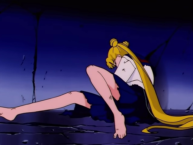 直後、ネヘレニアが去ったと同時にうさぎは変身を解除されたまま雪原に放り出されてしまう
この時点で、先ほどまで履いていた靴下さえも失われて、ついに素足に戻ってしまったのが見て取れる
うさぎはこのままネヘレニアとの最終決戦まで再変身もできず、一人素足のまま敵地の最深部へ歩みを進める