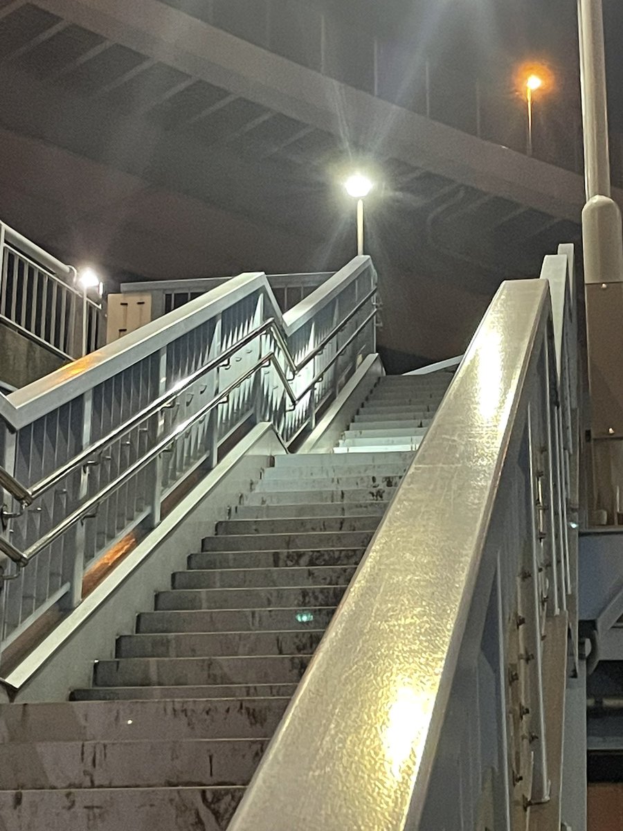 _bell_tree_'s tweet photo. #歩道橋
偶然素敵な曲に出会いました。
MVも素晴らしく、職場から近い事も有り撮影場所を巡って��ました。
フォト⑤ 以上です。みなとみらいは後日… https://t.co/1bRw5JVrfY