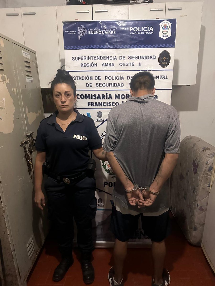 24conurbano's tweet image. #Moreno “TE VOY A DAR UN BALAZO”: ENTRÓ A UNA PANADERÍA, LE APUNTÓ A LAS DOS EMPLEADAS PIDIÉNDOLES LA RECAUDACIÓN PERO UNA DE ELLAS SE JUGÓ LA VIDA, AGARRÓ UNA SILLA Y LO ECHÓ 

Gracias al trabajo de las fiscales Ericha Chiessi y Solange Castelli, detuvieron a una pareja