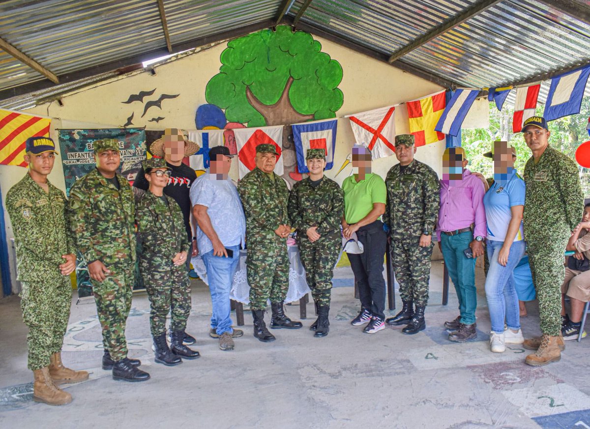 Ejercito_Div4's tweet photo. Muchos niños recorren largas distancias para estudiar; por eso, el @COL_EJERCITO continúa apoyando la educación y el desarrollo social, reafirmando su compromiso con las comunidades rurales del Guaviare y el futuro de Colombia.

#PatriaHonorLealtad https://t.co/RfaDcw1SrH