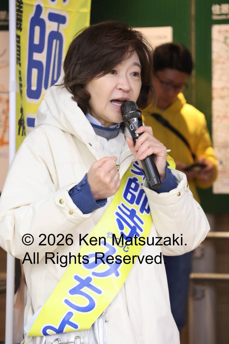 minna_yakushiji's tweet photo. 【走り抜けた12日間】
連日応援に入ってくれたろう者の友人
彼は自分は聞こえないからと、いつもビラ配りに徹してくれる
でも、最終日だけは話を聞いて欲しかった
そのために手話通訳もつけた
黄色のジャンパーを脱いで貰い、腕章も外して最前列に
彼は何枚も写真を撮ってベストショットを送ってくれる
この写真も彼の作品だ

全く準備も出来ないまま駆け抜けた12日間
本当にありがとう
全国から応援に駆けつけてくれた仲間
そしてSNS裏部隊
誰一人欠けてもここまで来ることは出来なかった
全ての人に感謝を込めて🙏
ありがとう御座いました💕
#国民民主党を野党第一党に
#薬師寺みちよ