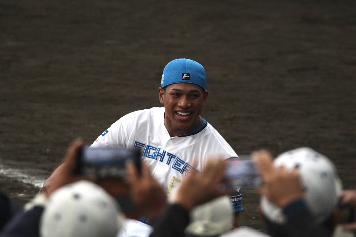 遠投届かずひっくり返ってからこの笑顔(⌒ω⌒)ﾉ
#万波中正 #lovefighters