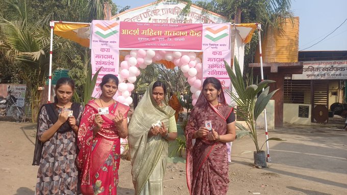 airnews_pune's tweet image. परभणी–पूर्णा तालुक्यातील सुहागन इथं आदर्श महिला मतदान केंद्र उभारण्यात आले असून  मतदानासाठी नागरिकांचा उत्स्फूर्त प्रतिसाद.   मतदारांमध्ये जागरूकता वाढवण्यासाठी मतदान केंद्रावर सेल्फी पॉईंटही उपलब्ध करून देण्यात आला.   #Voting2026 #मतदान #ZPElection #Parbhani