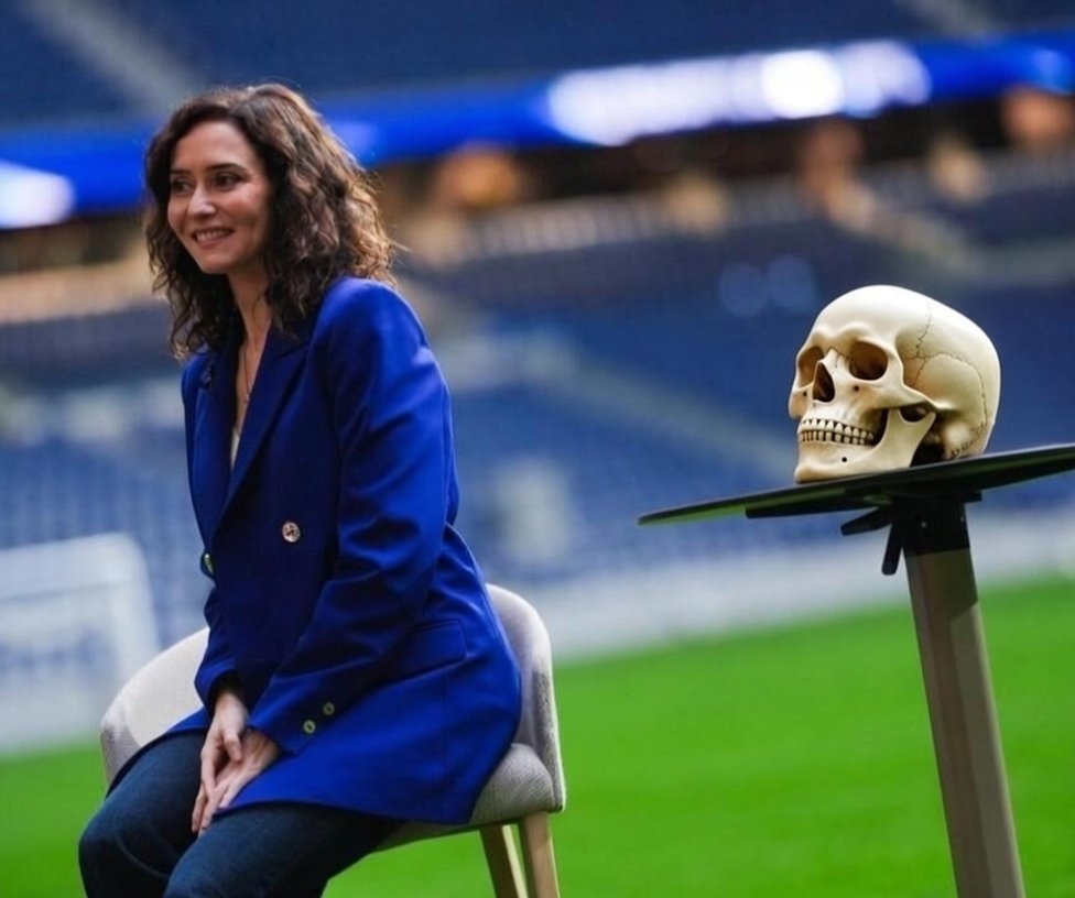 Ayuso exponiendo sus trofeos