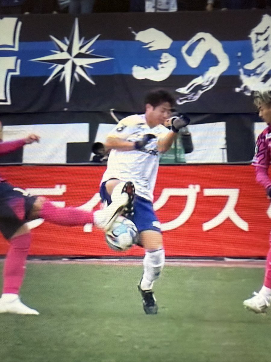 田中隼人がこれで退場なら岸本の1回目も退場レベル

これも足裏で行ってる体流れるくらいのスピードあったぞ