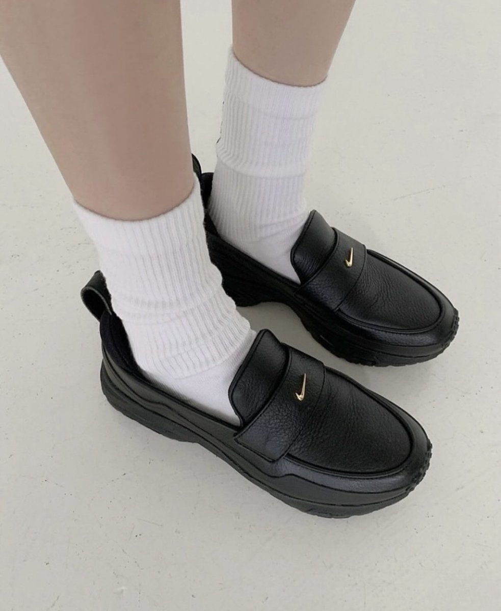 MAKOTOJAPANNN's tweet image. NIKE AIRMAX PHENOMENON รองเท้าทรง LOAFER ผสมกับรองเท้าวิ่ง Air Max ดีไซน์ดีมากกก ให้ลุคหรูหรา ดูชิคสุดๆ มีโลโก้ Swoosh โลหะเล็กๆแปะบนลิ้นรองเท้าอีกด้วยคับ