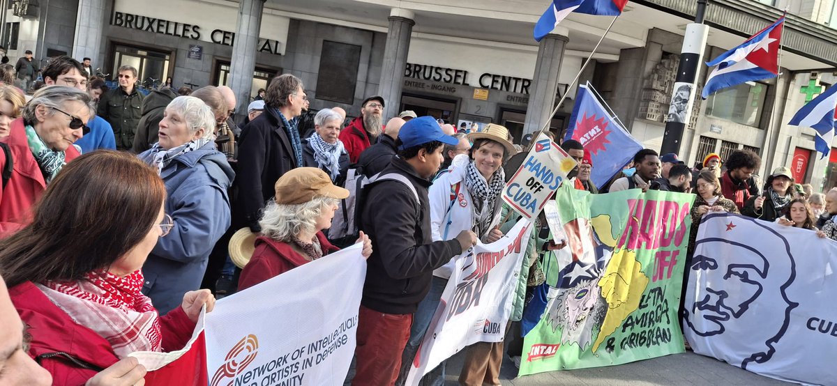 La solidaridad con #Cuba retumba en el corazón de Europa.

#HandsOffCuba #TumbaElBloqueo