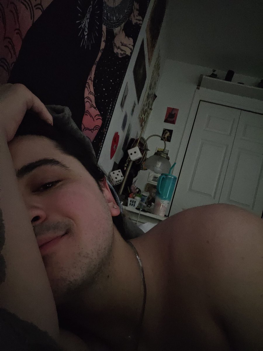 fluppedder's tweet image. It's the MORNING and it's SNOWING and I need to SHAVE