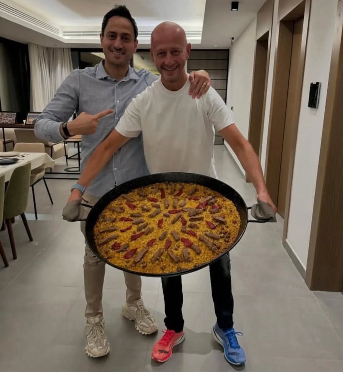 من يوم جا ماشفناه بتوقيع لاعبيين ولا سمعنا حسه لدرجة كل حسابه وهو يطبخ 

تو طلع له حس 😂