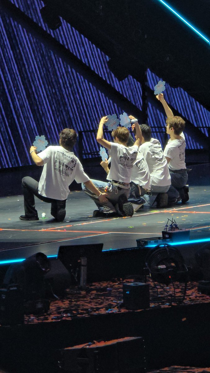 maheetdda's tweet image. 찬영이가 단체사진찍을때 타로 자리.만들어쥼.......