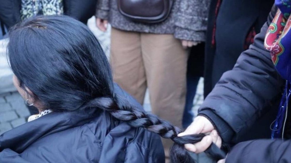 Dergo1's tweet photo. Kürtlere yapılan haksızlığa karşı en barışçıl tepki eylemine karşı hukukun dahi tahmülsüz olduğu, hukukun siyasetçiden daha siyasallaştığı bir atmosferde 'kardeşlik' nasıl gerçekleşebilir? https://t.co/Dpx6BaZzqg