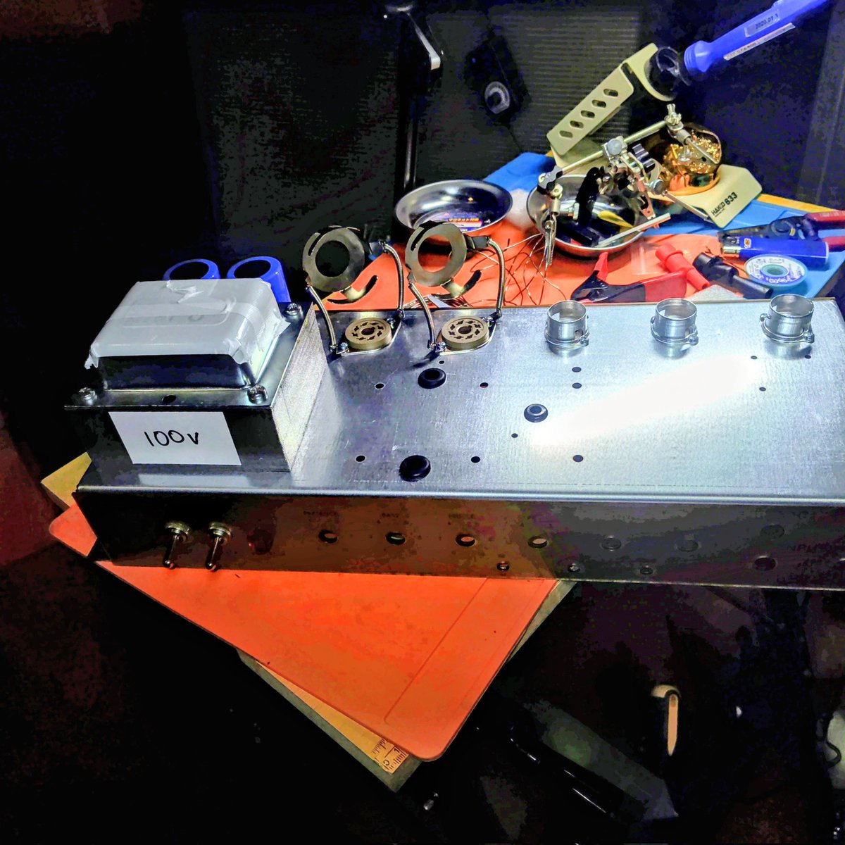 MILLVC75's tweet photo. Experiencing Britain in a regional city in Japan.  Installing transformers in the chassy. This power tranceformer made for 100V for Japan.  The screws are British, so they're Pozidriv (PZ).

#modulusamplification 
#tubeguitaramp 
#marshallamps 
#marshall1987 https://t.co/RLQBCTdayb